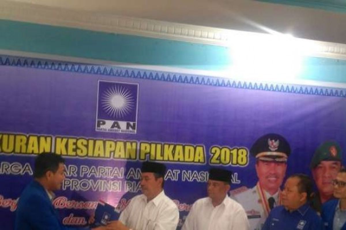 Dipasangi Jaket PAN, Cagubri Syamsuar Resmi Jadi Kader