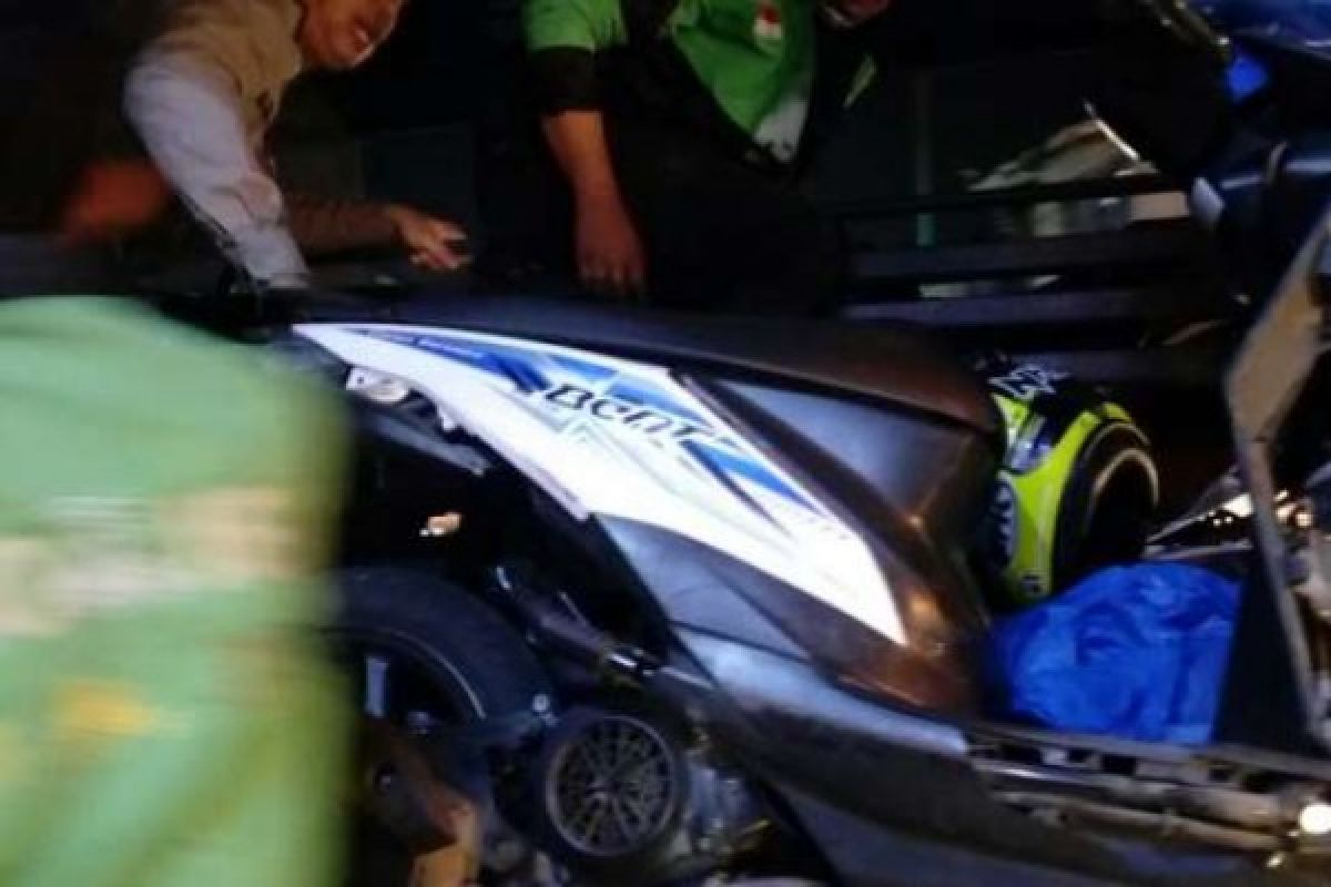 Driver Gojek dan Warga Tabrakan Adu Kambing di Jalan Durian