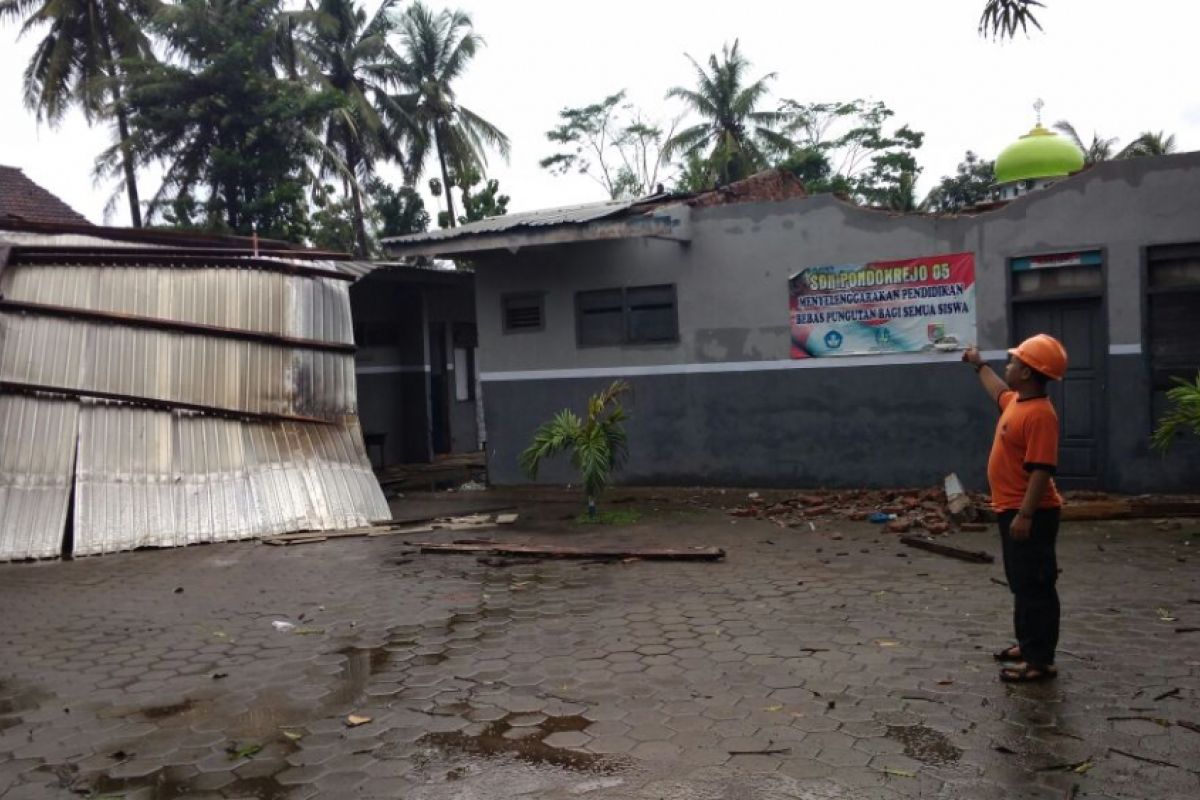 Angin Puting Beliung Rusakkan Ruang Kelas SDN Pondokrejo Jember