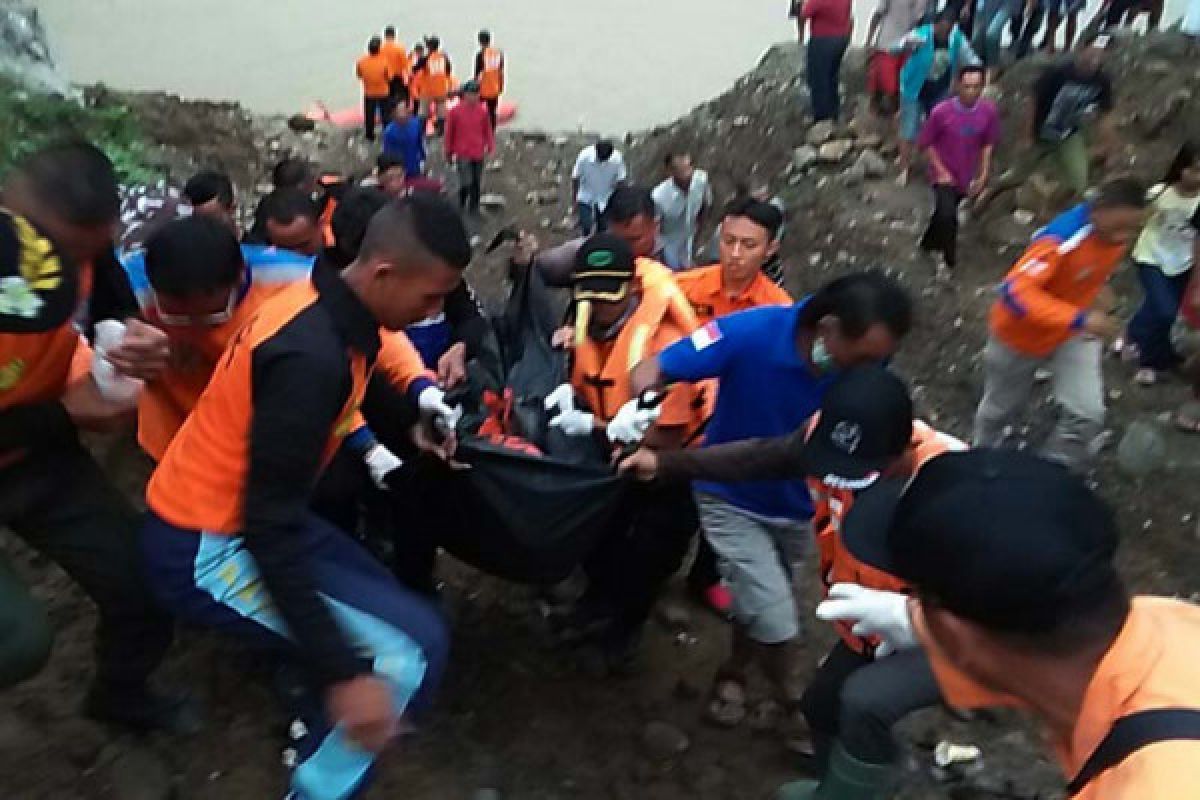 Tim SAR evakuasi mayat dari Sungai Serayu