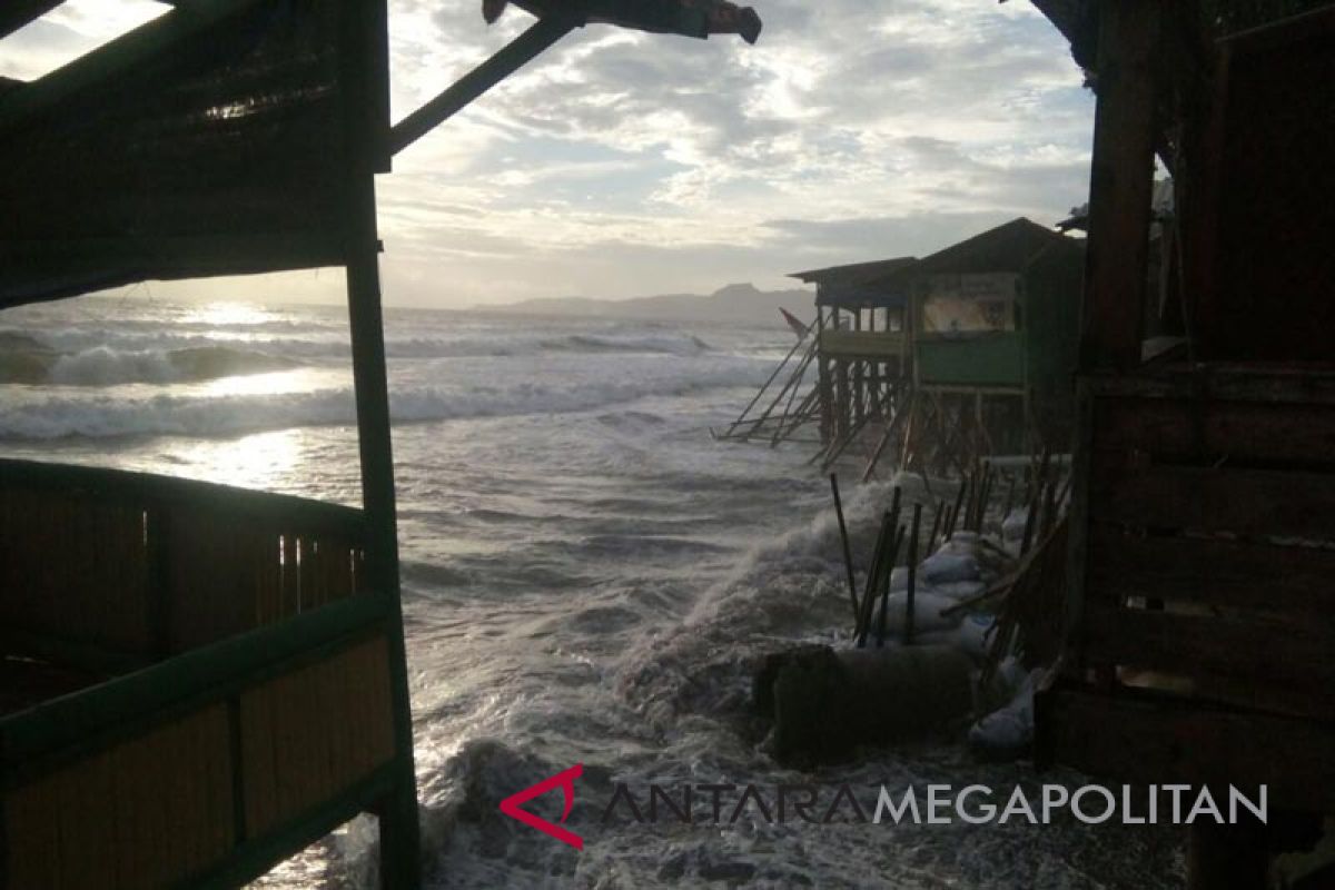 Rumah di Panimbang Pandeglang Banten roboh diterjang gelombang pasang