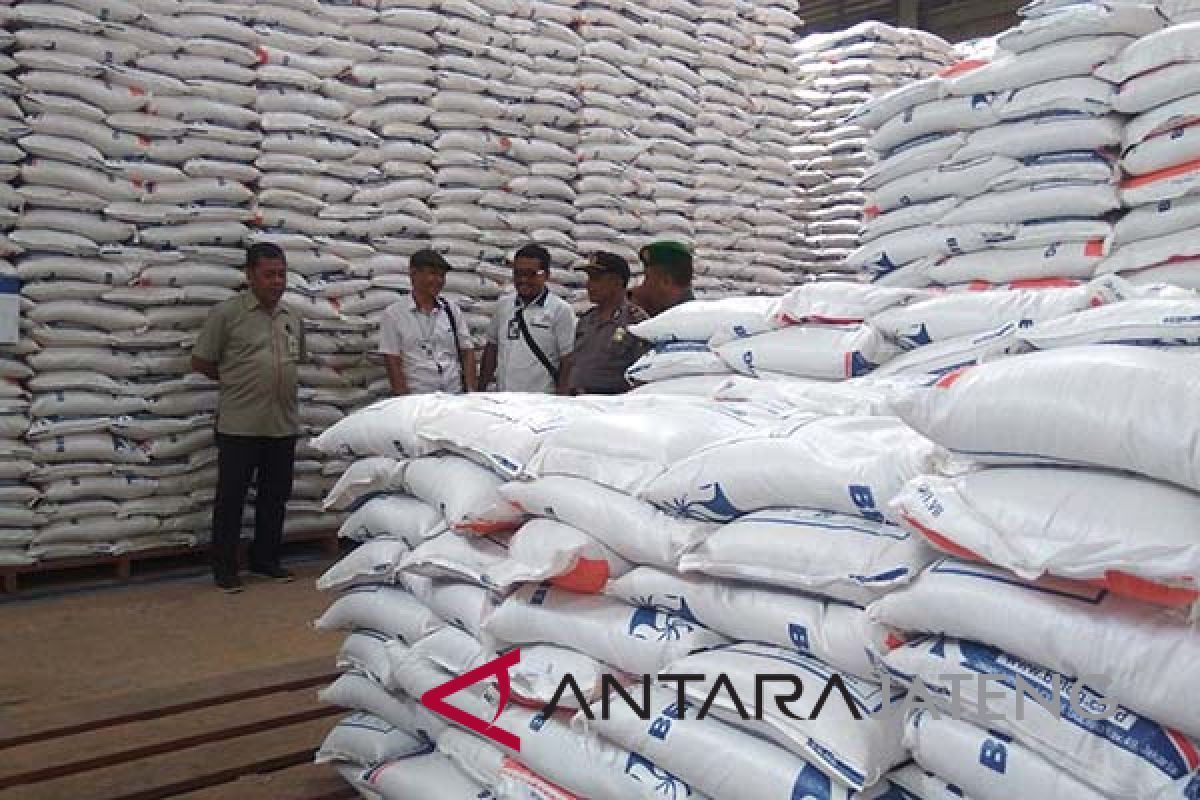 Tekan harga beras, Bulog Banyumas salurkan bansos rastra