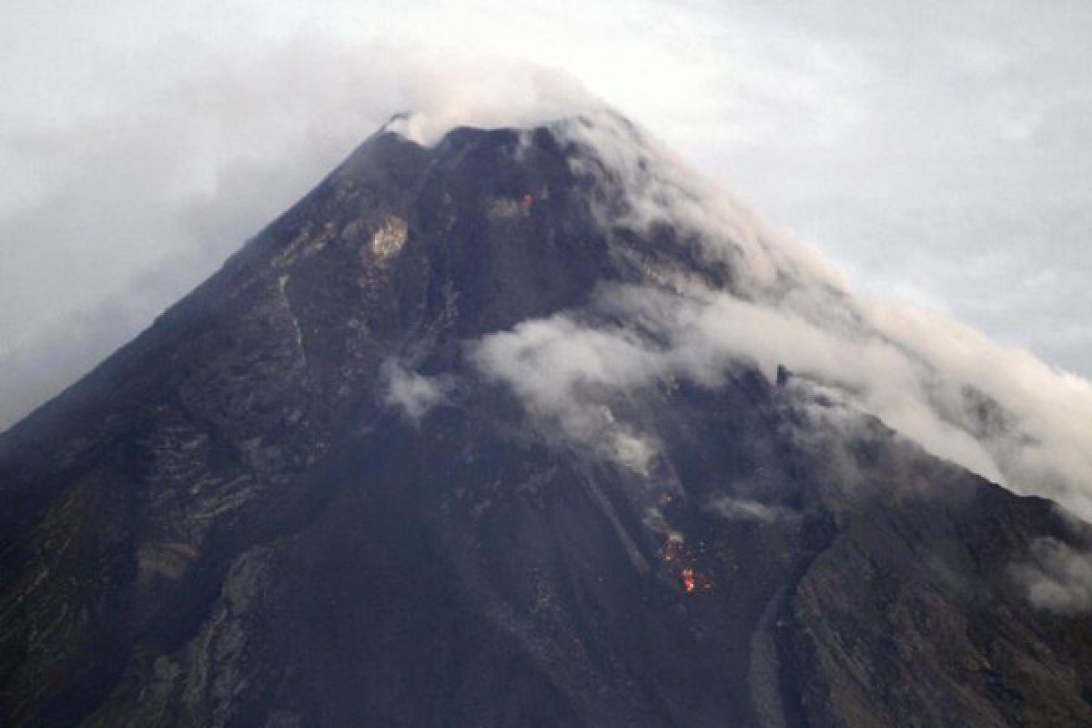 Abu Gunung Mayon setinggi 5 kilometer, ribuan lagi warga mengungsi