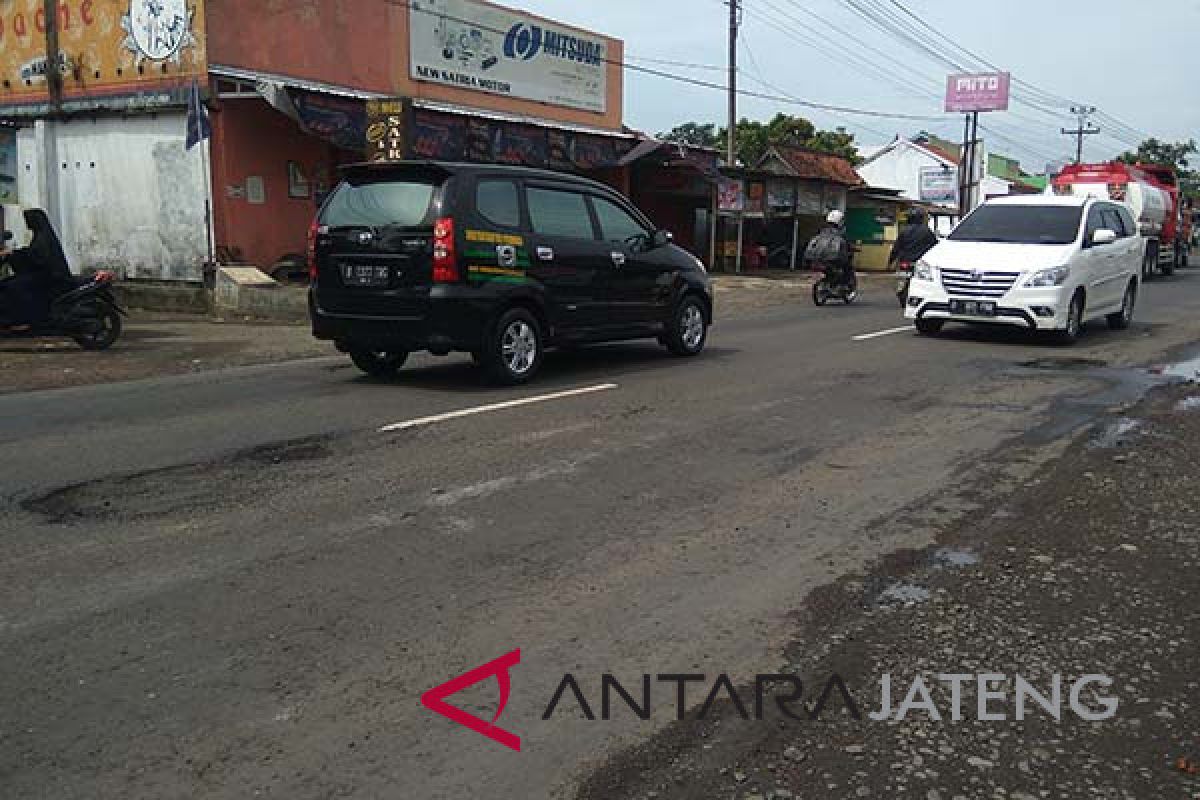 Pengendara keluhkan lubang di jalur Selatan Jateng