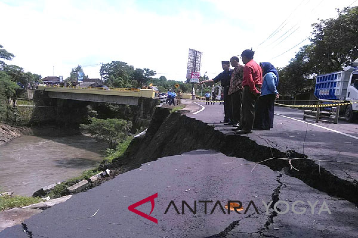 Jalan antar kecamatan di Bantul ambles