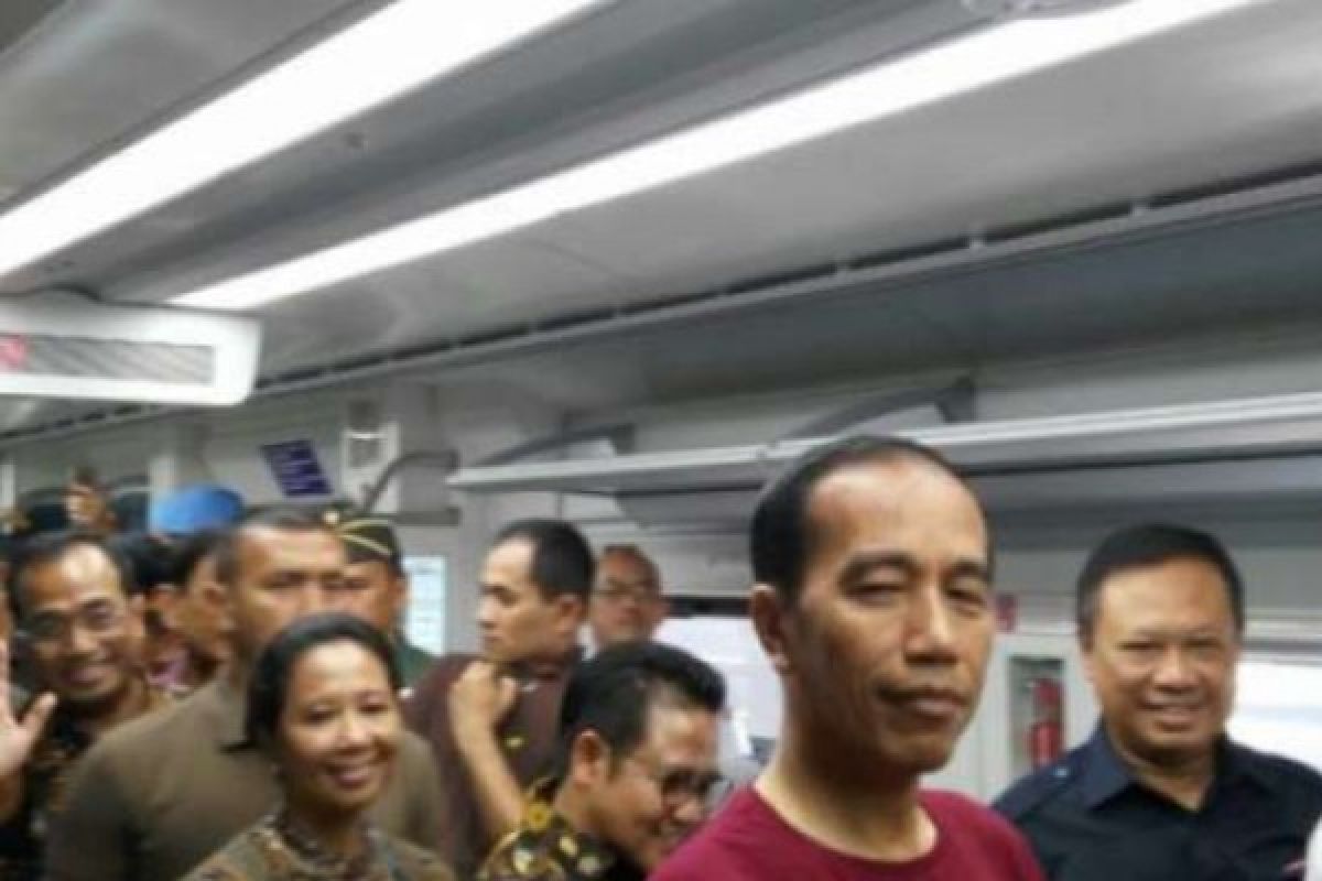 Jokowi Tampil Sporty Saat Resmikan Pengoperasian Kereta Api Bandara Soetta