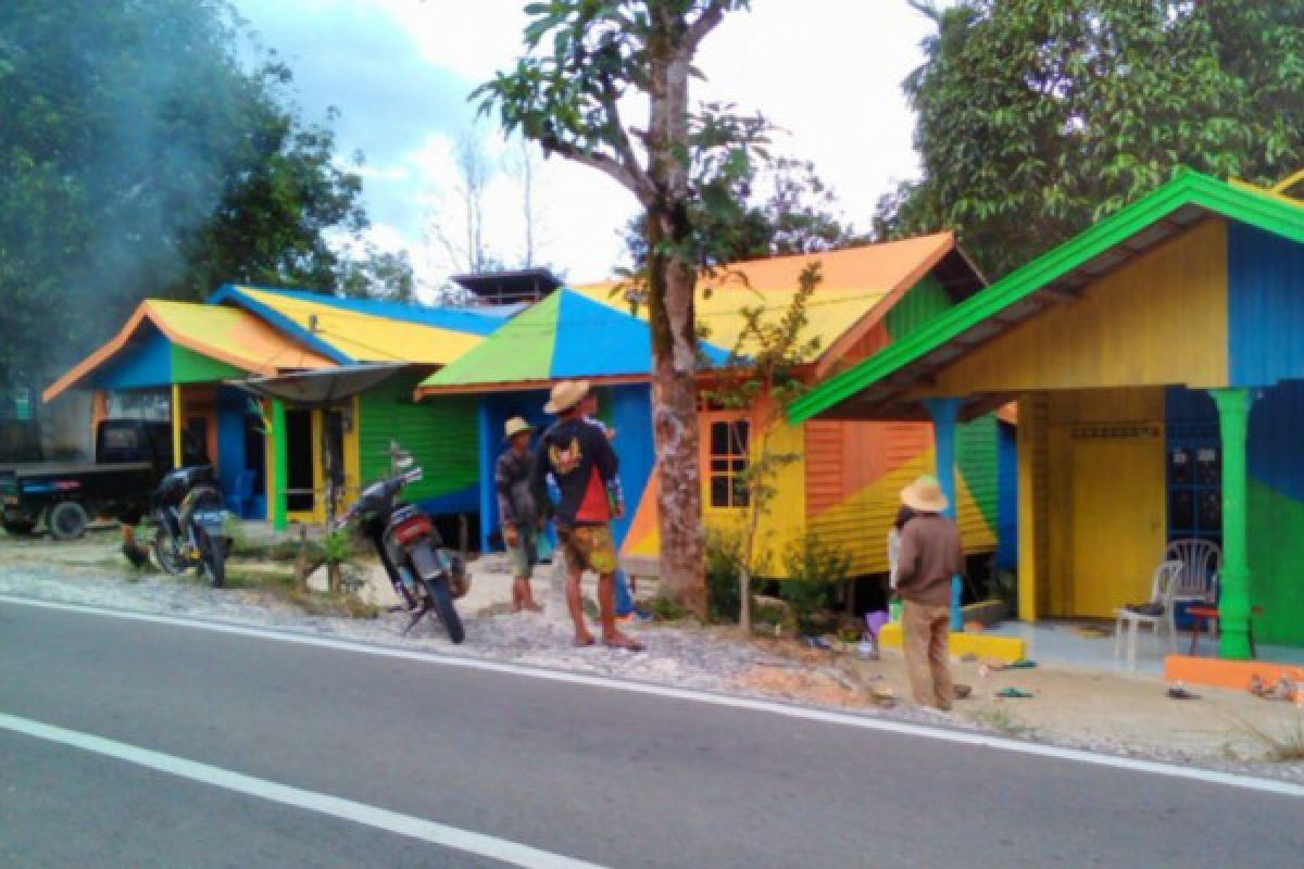 Desa Perbatasan Barito Utara 'Disulap' Jadi Kampung Pelangi