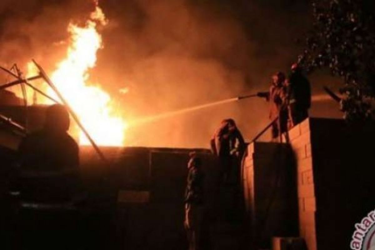 Kantor PLN Terbakar Karena Arus Pendek Listrik, 17 Damkar Diterjunkan