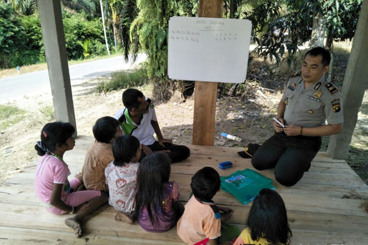 Polisi ajari  anak SAD callistung