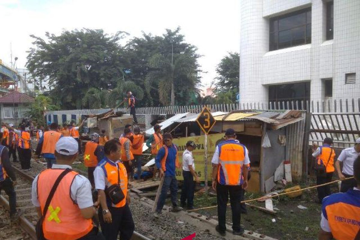 KAI tertibkan 41 bangunan liar di Medan