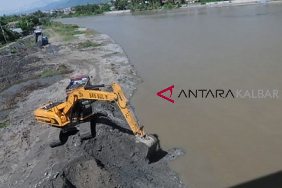 Pemkot Pontianak keruk Sungai Malaya atasi banjir