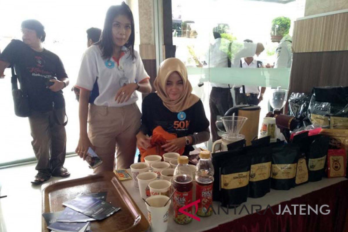 KAI bagikan 50.000 gelas kopi gratis pada penumpang