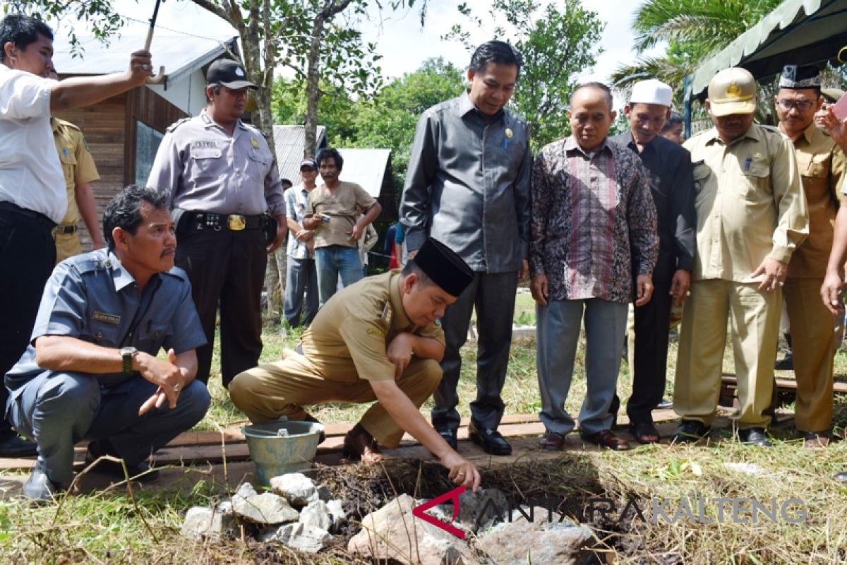 Bupati Kapuas Letakkan Batu Pertama Pembangunan Langgar