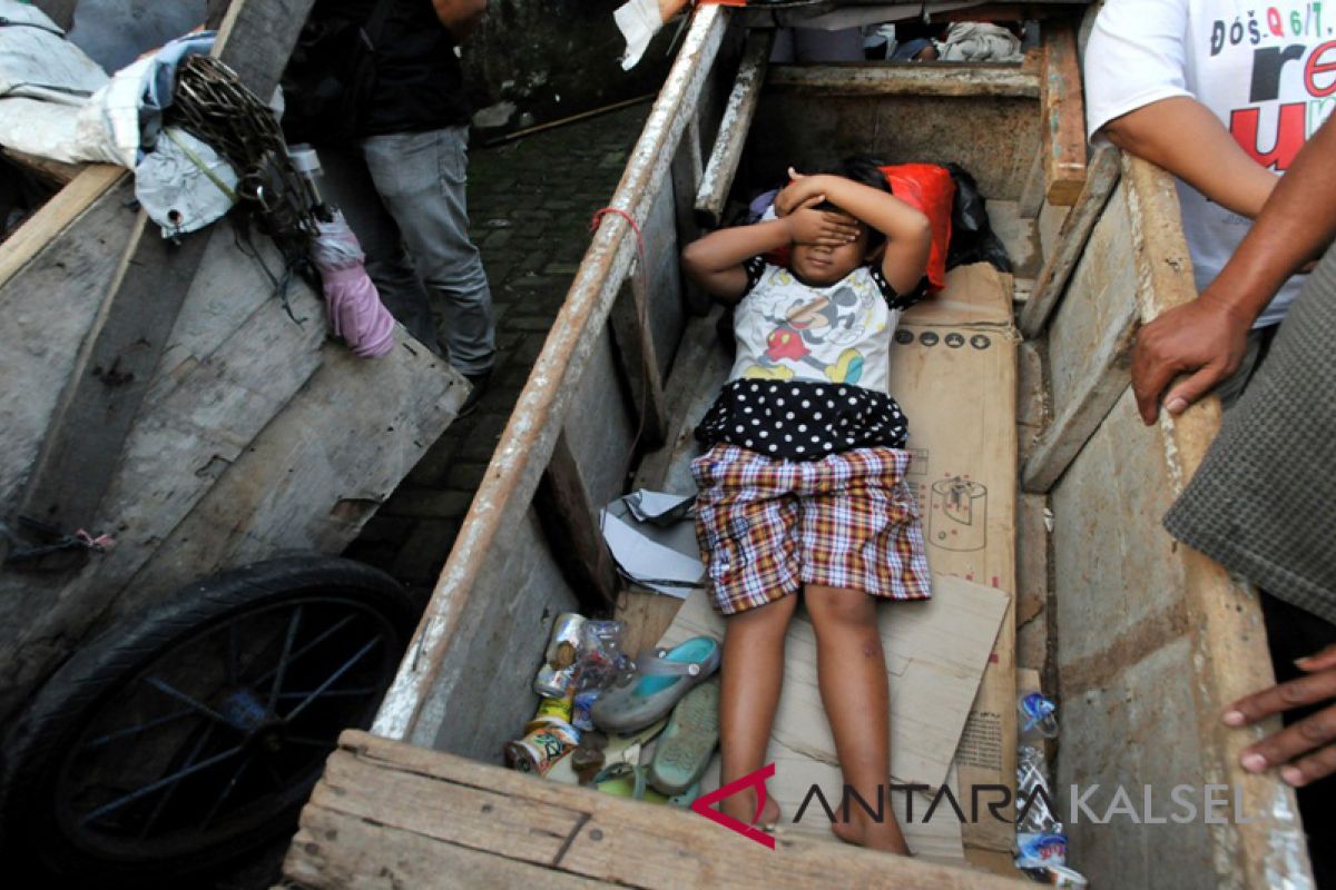 Satpol PP Banjarmasin tertibkan puluhan pengemis gunakan gerobak