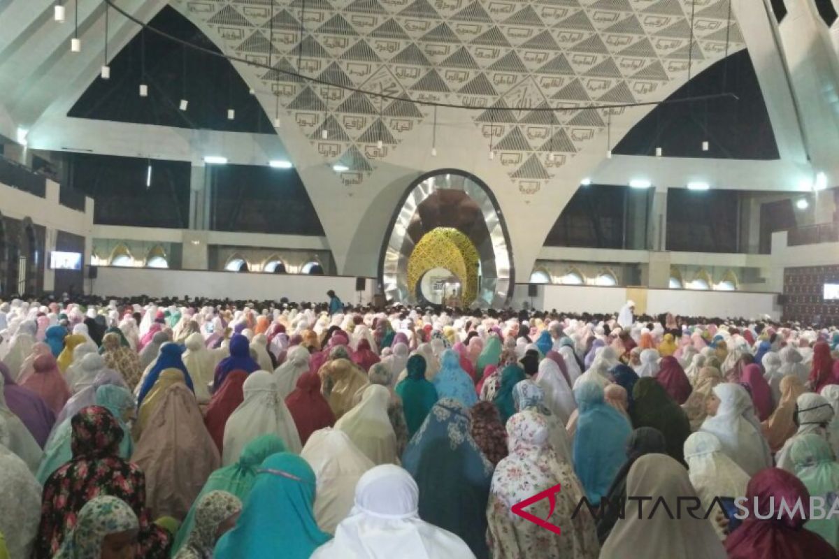 Ribuan warga Padang shalat gerhana bulan di Masjid Raya Sumbar