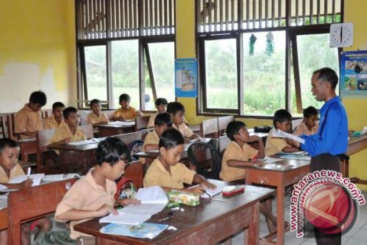 Siswa baru SD Penajam terima seragam sekolah gratis