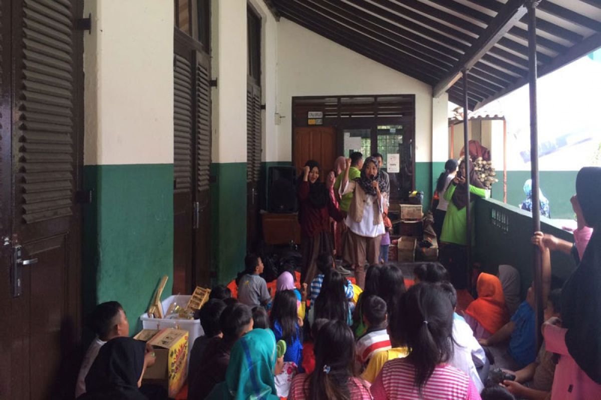 Mobil Curhat Fema IPB Lakukan Trauma Healing Pada Anak-anak Dan Remaja Korban Kebakaran Kampung Gudang Bogor