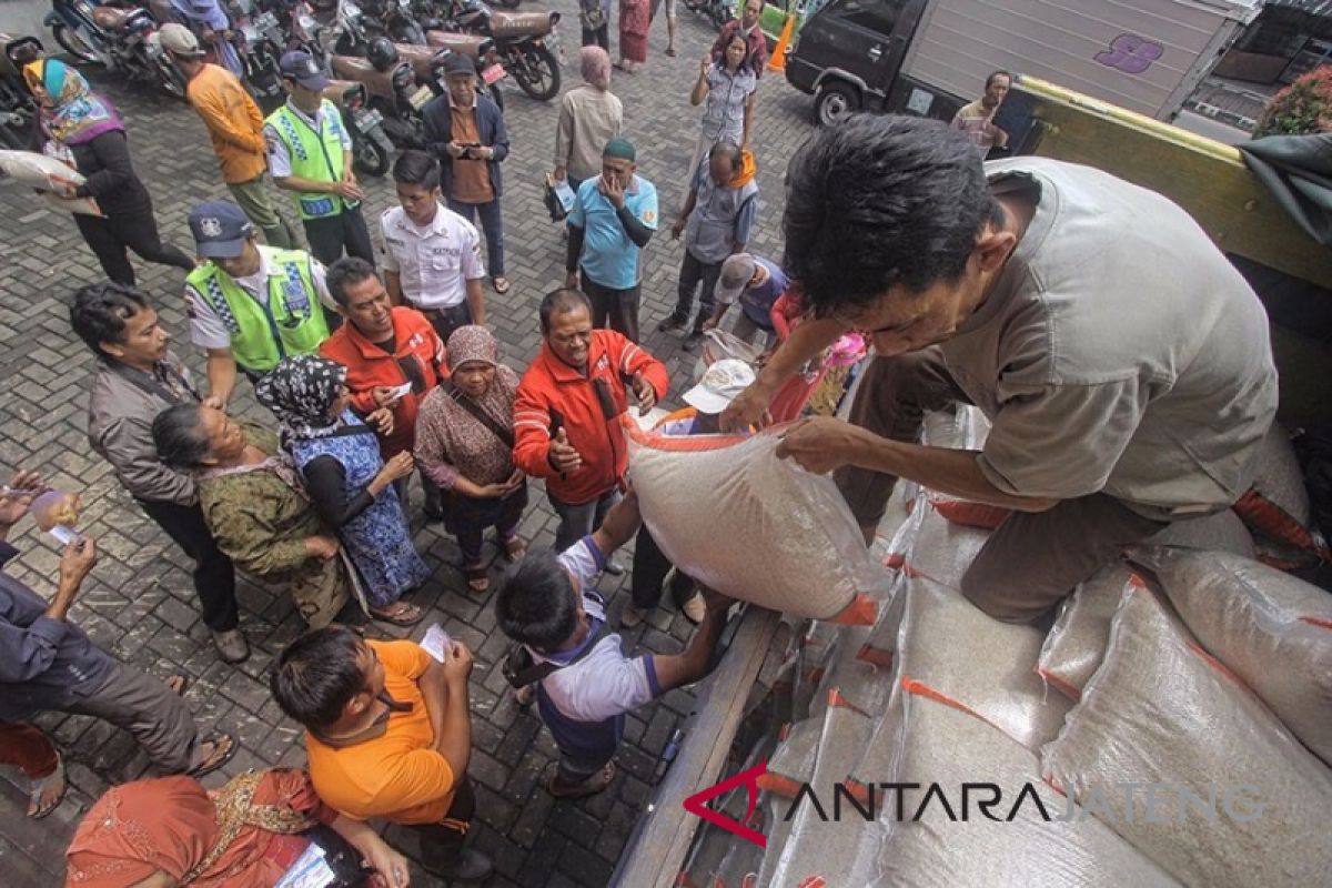 Petani panen, Bulog Kedu kurangi OP beras