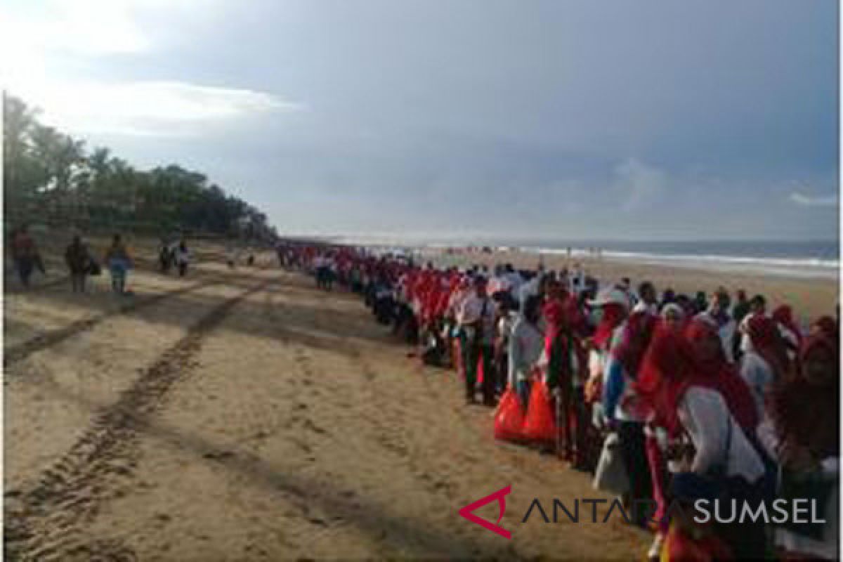 Ribuan muslim Bali bersihkan sampah pantai kuta