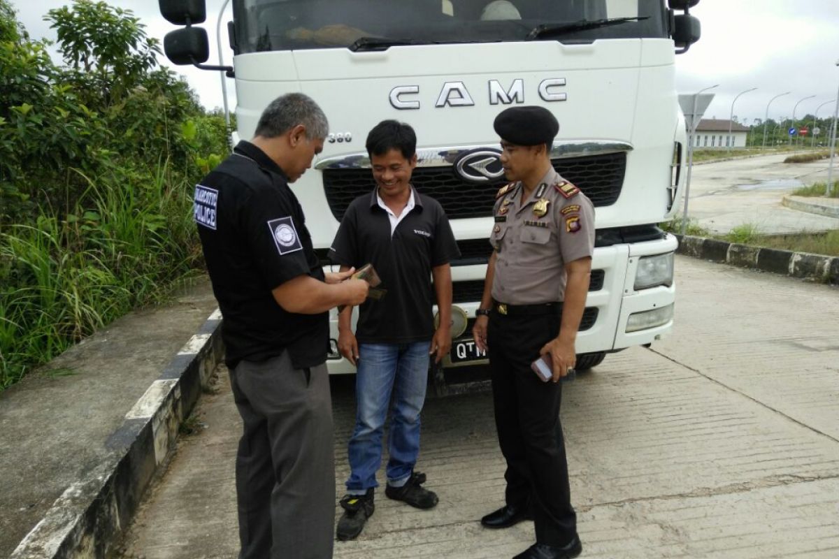 Polisi periksa kendaraan dari Malaysia di perbatasan