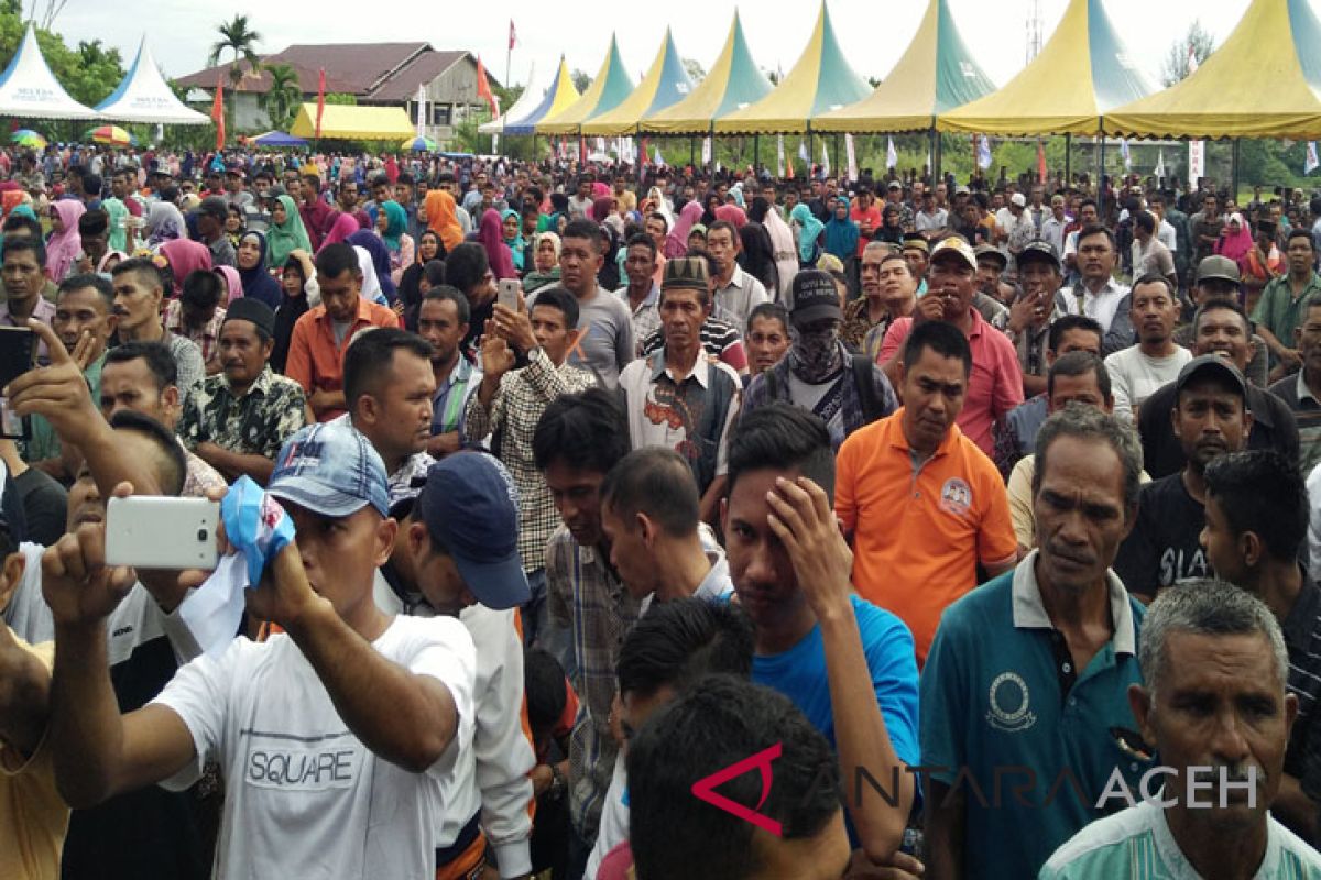 Belasan ribu warga hadiri deklarasi pasangan Azam