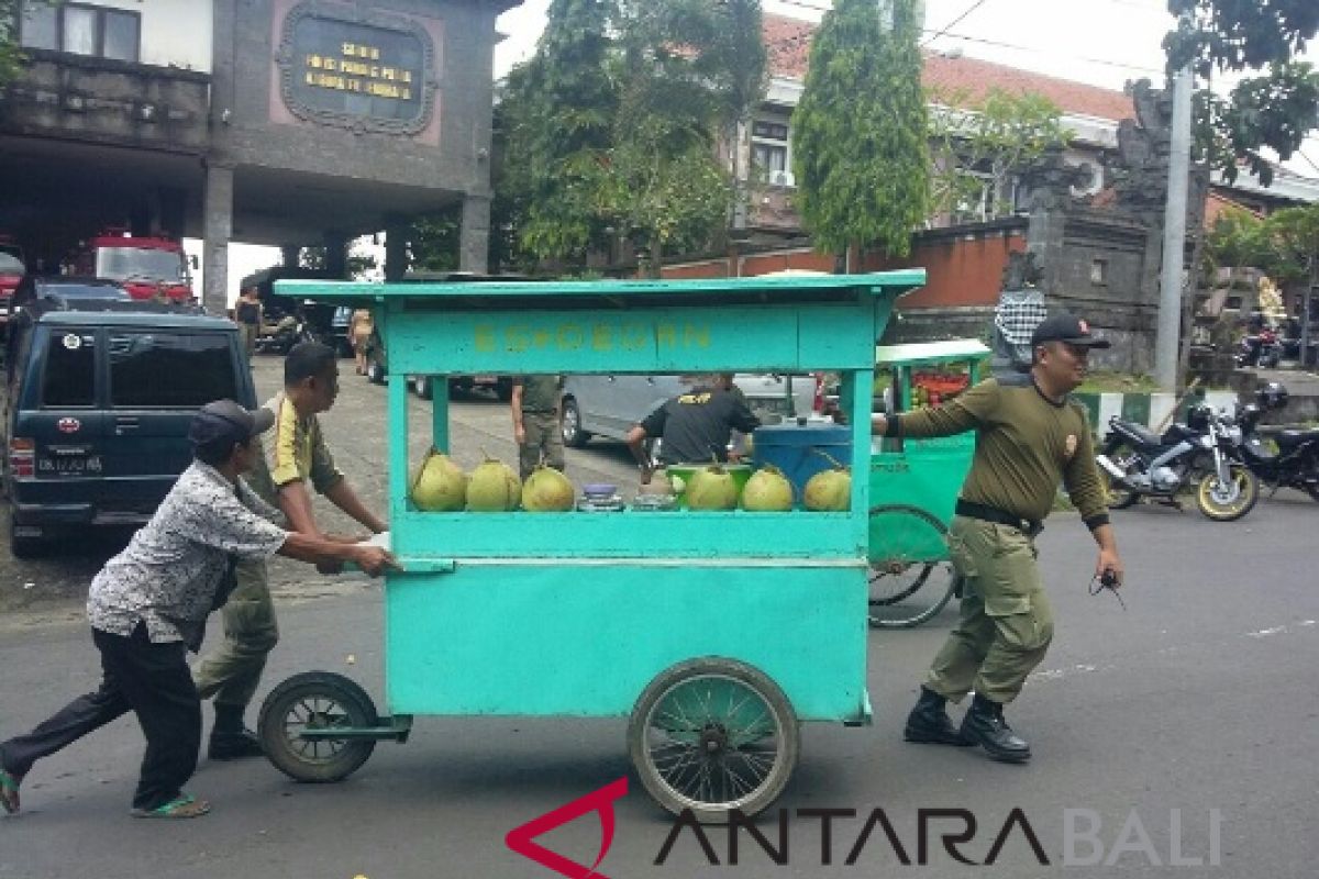 Belasan gerobak pedagang kaki lima diangkut Satpol PP Jembrana