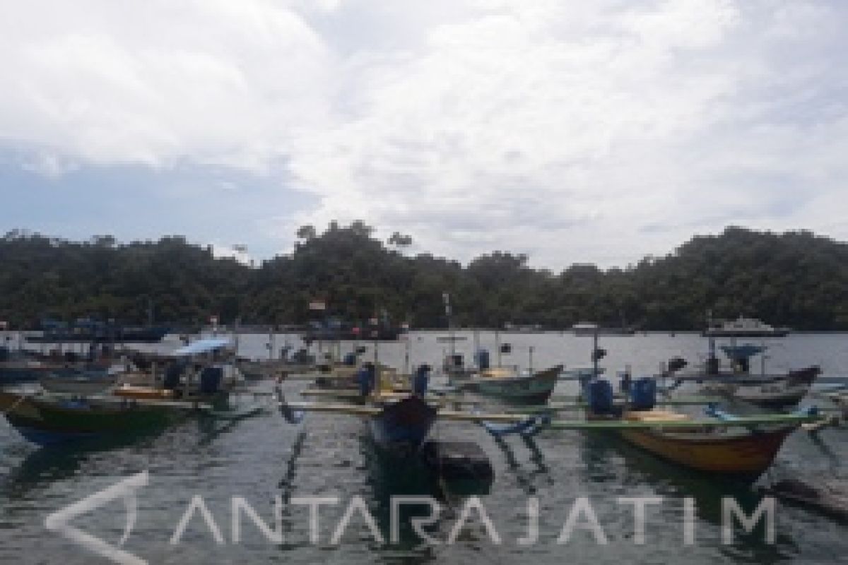 Gelombang Tinggi, Nelayan Kabupaten Malang Tak Melaut