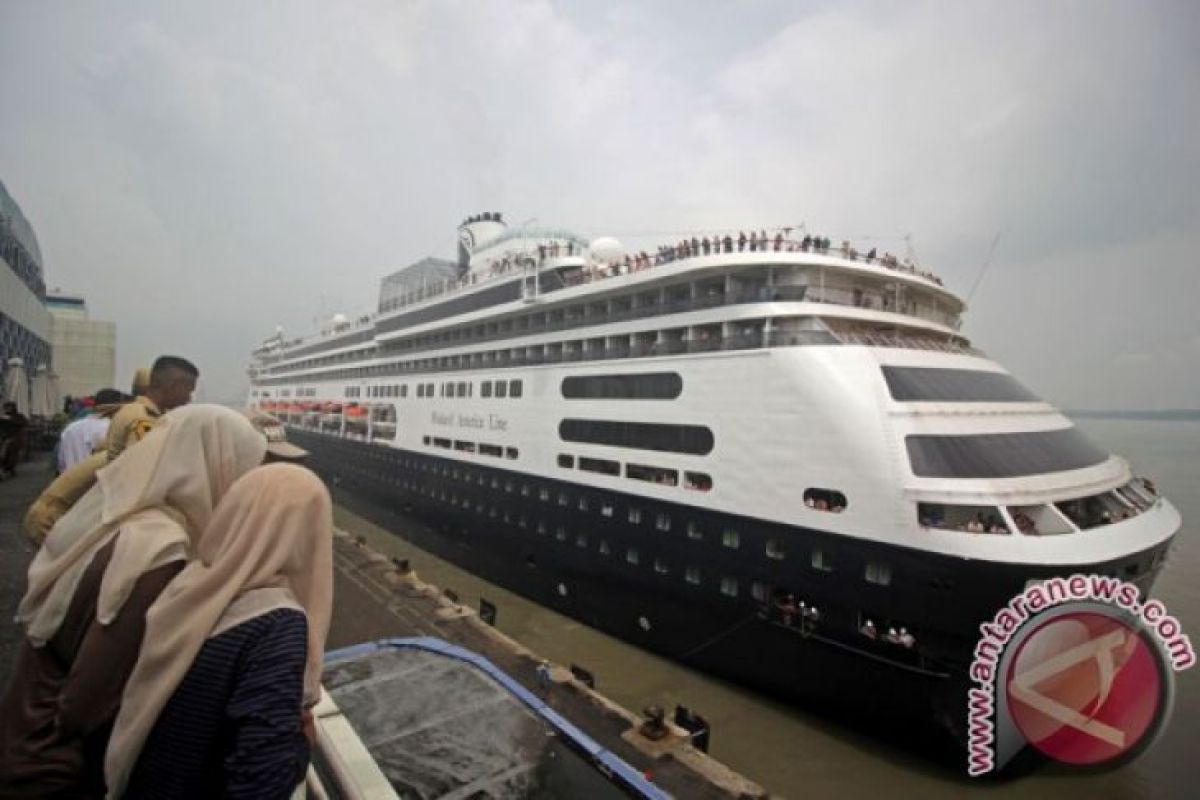 Kapal pesiar MV Volendam bersandar di Lombok bawa 1.400 wisman