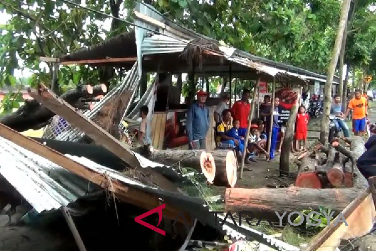 Rumah Ambruk Diterjang Hujan Angin