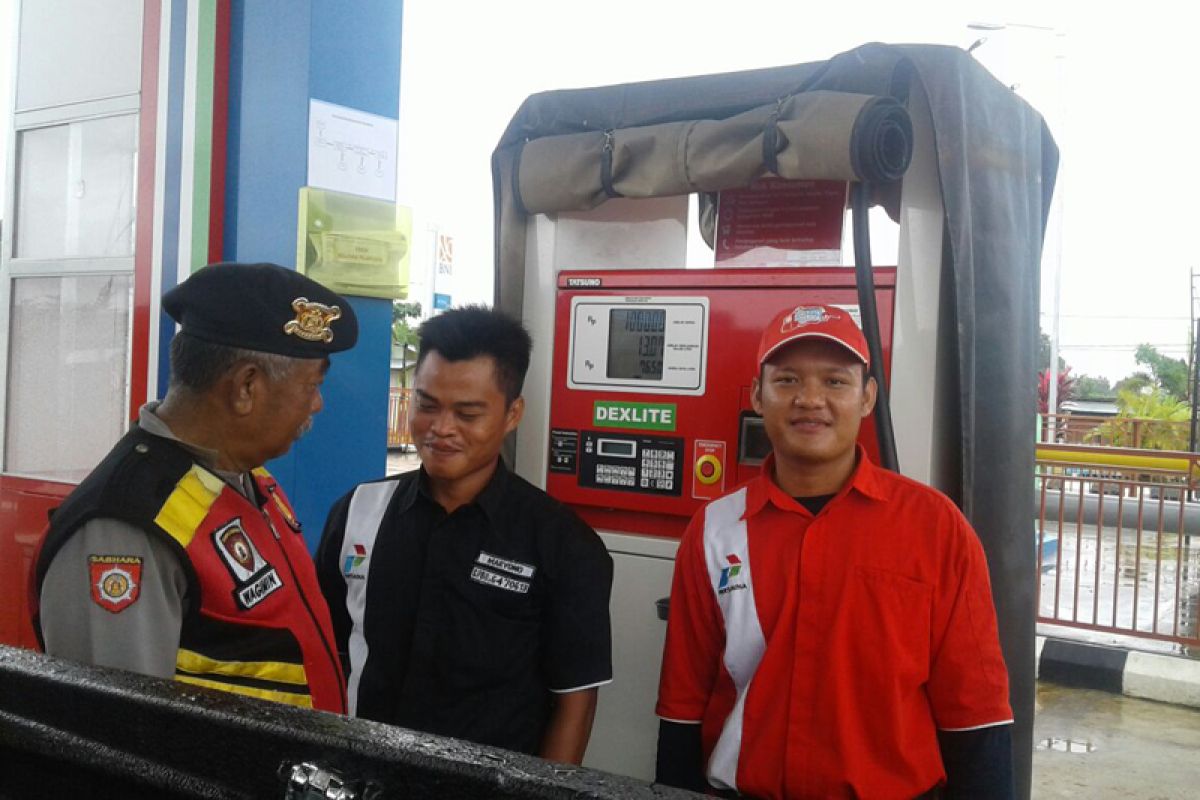 Personel Polres Banjar Cek Harga BBM