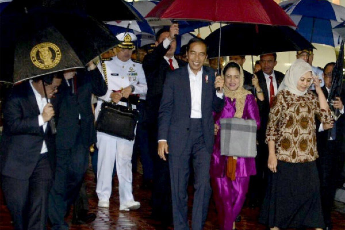 Jokowi back home from tour of South Asian countries