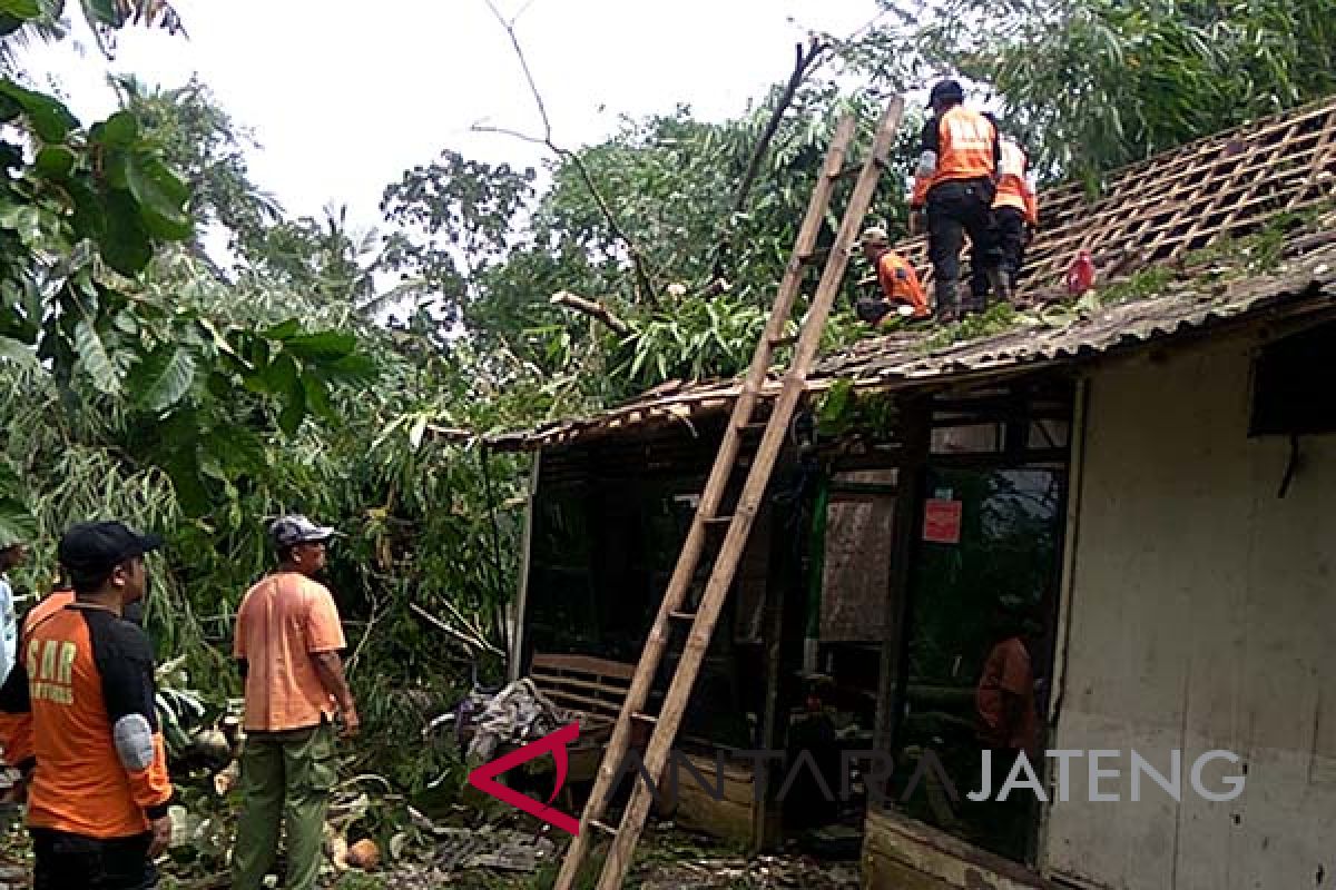 Diterjang angin langkisau, 156 rumah di Banyumas rusak (VIDEO)