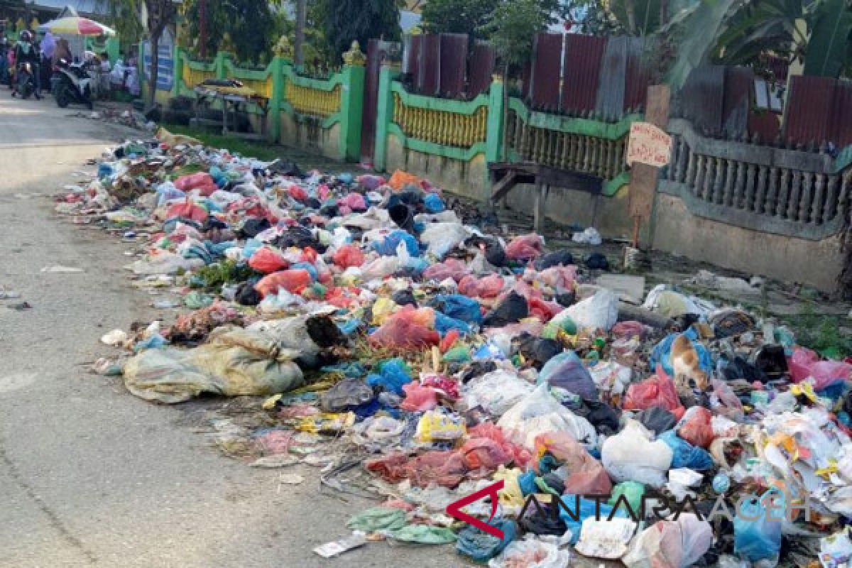 Sampah depan SD Lhoksukon ganggu aktivitas siswa