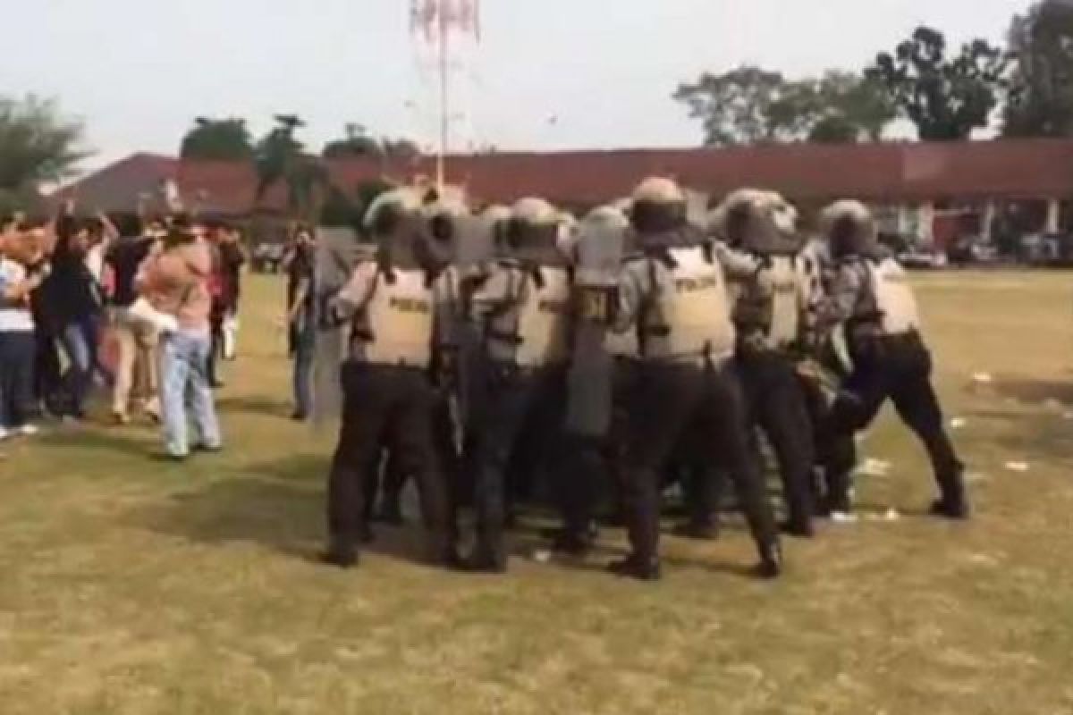 Simulasi Pengamanan Pilkada Riau, Kerusuhan hingga Bom di Kantor KPU