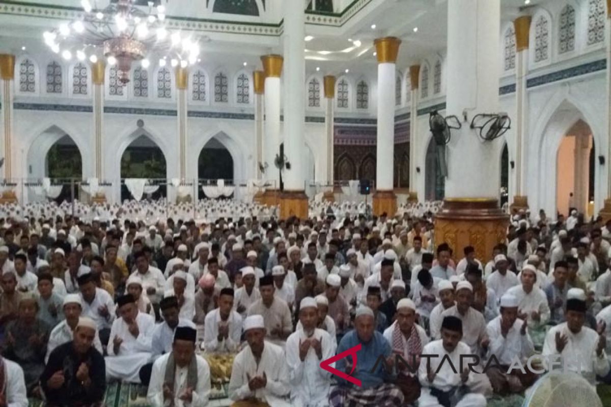 Ribuan masyarakat Lhokseumawe shalat gerhana bulan