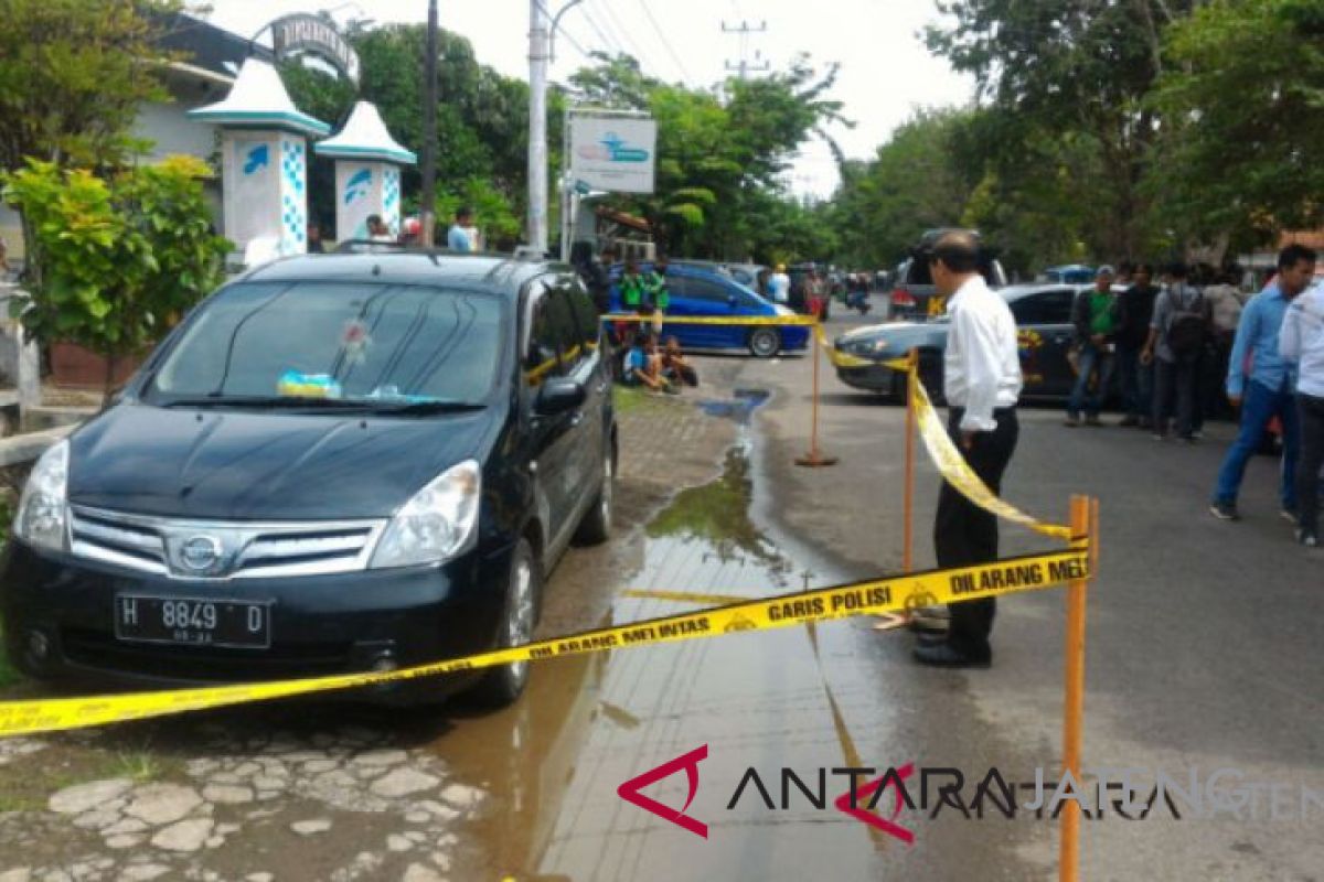 Taksi daring korban pembunuhan ditemukan depan rumah warga