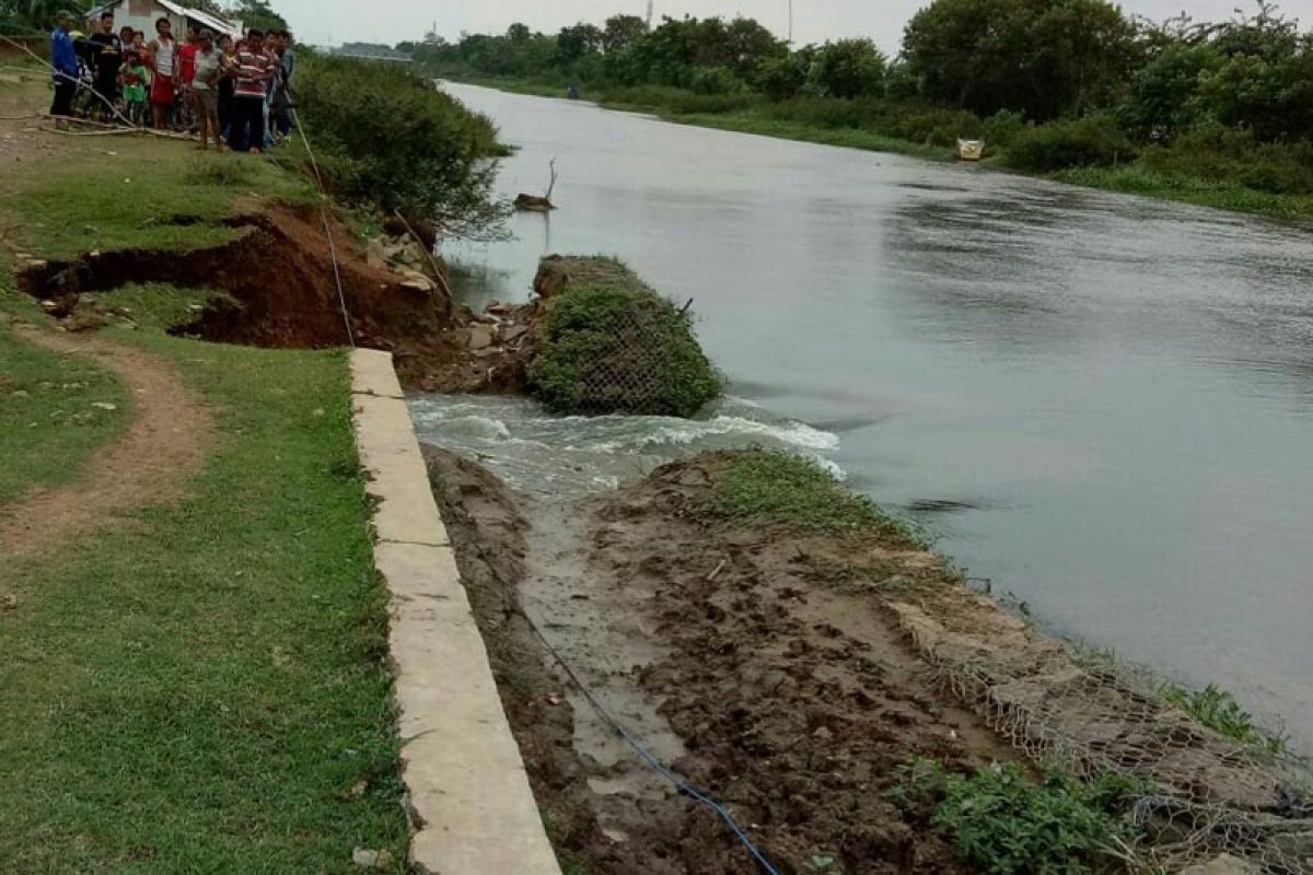 Tanggul sungai jebol ditangani sementara