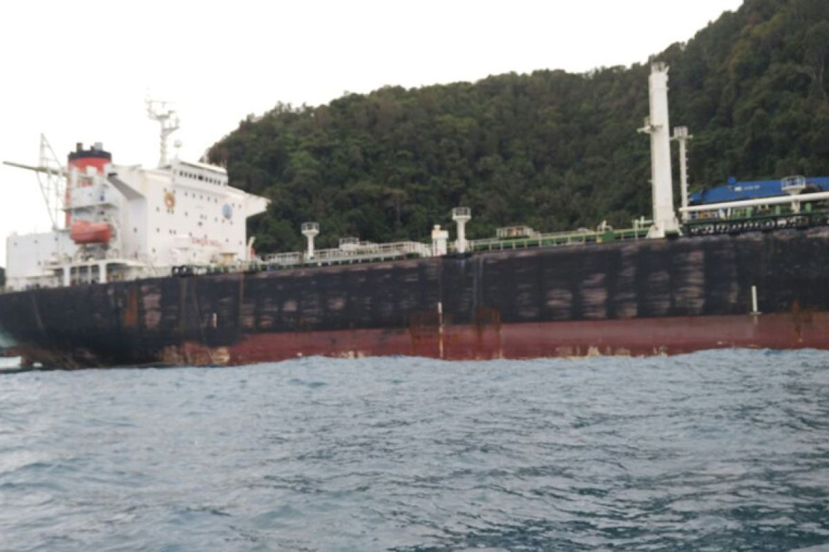 Tanker "Jelsen Natuna" Terdampar di Tambelan