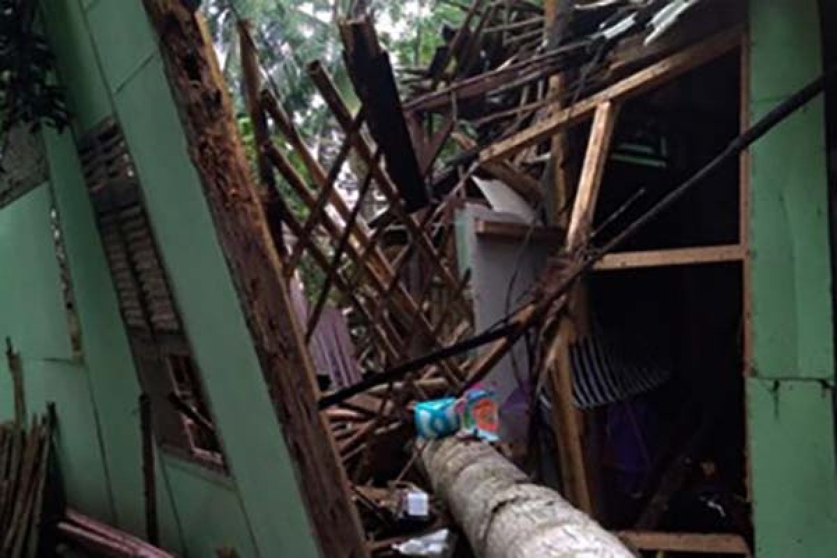 Satu orang meninggal akibat rumah tertimpa pohon tumbang di Magelang