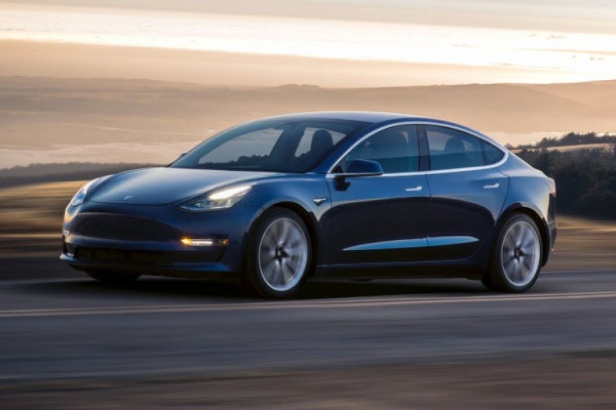 Sedan Tesla Model 3 dicuri dari mall dengan ponsel