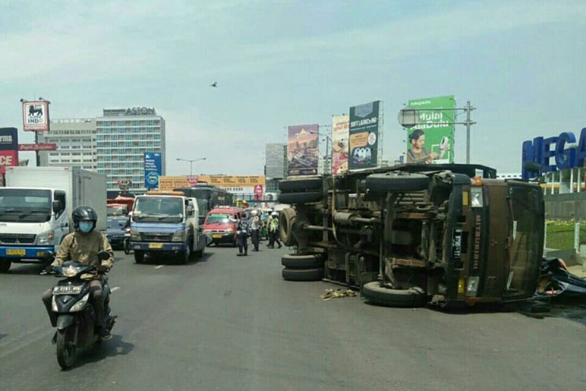 Truk sembako terguling di Bekasi akibat ban pecah