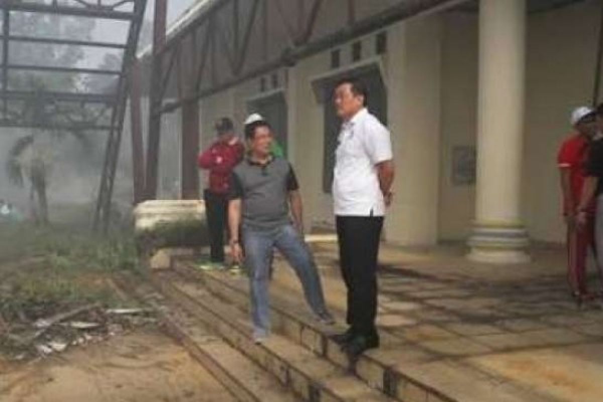 Wabup Kuansing Bersama ASN Goro Bersihkan Gedung Abdur Rauf