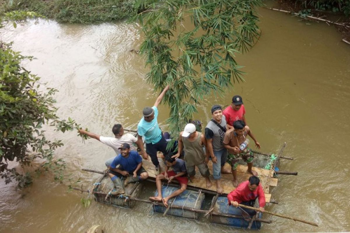 Seorang warga Bengkayang raib dibawa arus banjir