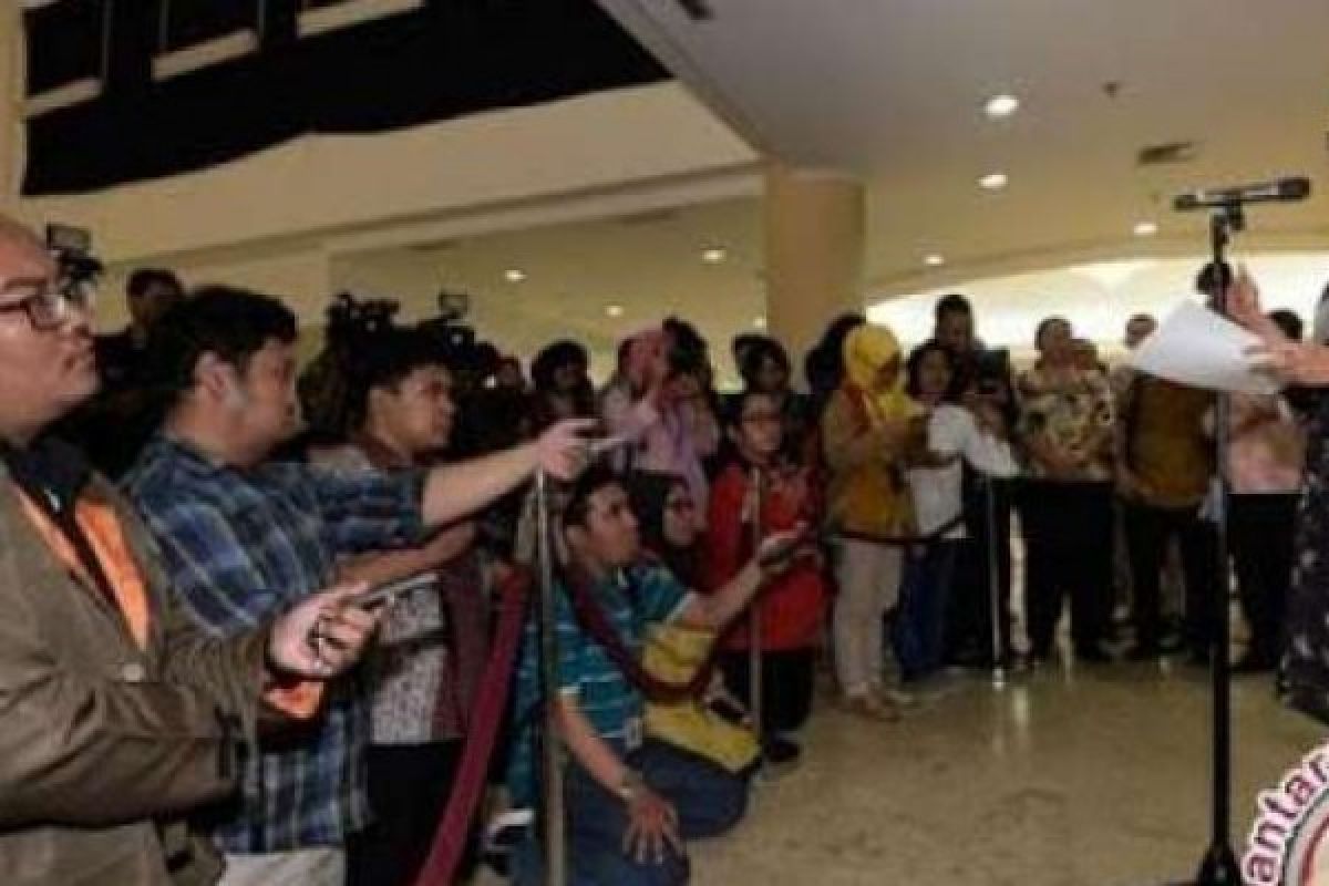  Konvensi Nasional Media di Sumbar Sri Mulyani Bukannya Diwawancarai Wartawan, Malah Dimintai Ini