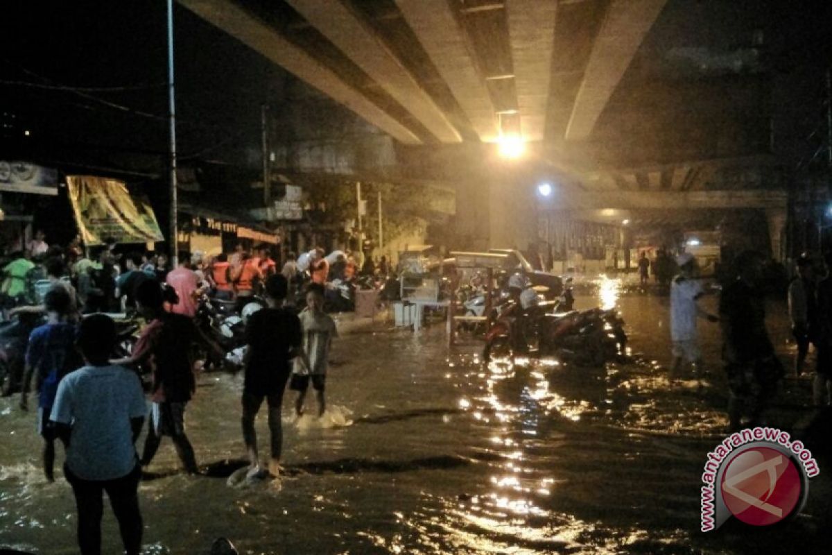 Jakarta banjir - Belasan warga bertahan di kolong flyover
