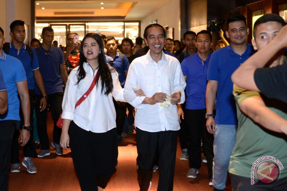 Presiden ajak putri dan menantu tonton "Dilan 1990" hingga Liliyana Natsir pensiun