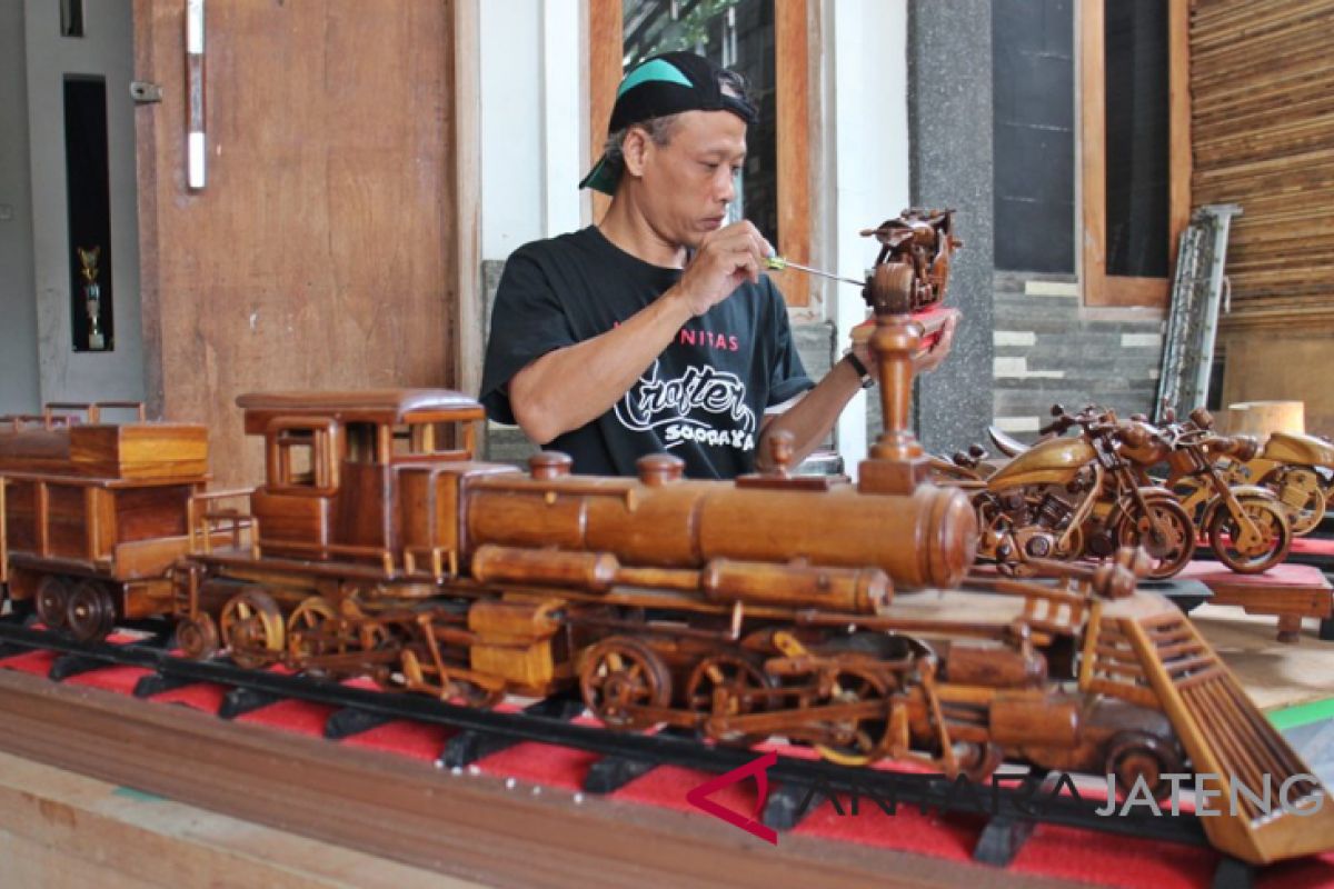 Pengrajin manfaatkan limbah kayu jadi miniatur alat transportasi