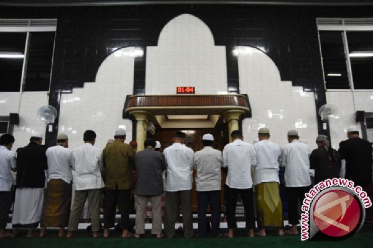 Warga di Kota Serang shalat gerhana bulan