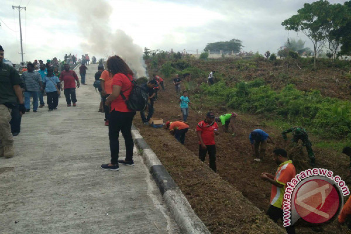 TNI dan ASN Berjibaku Bersihkan Pulau Mansinam