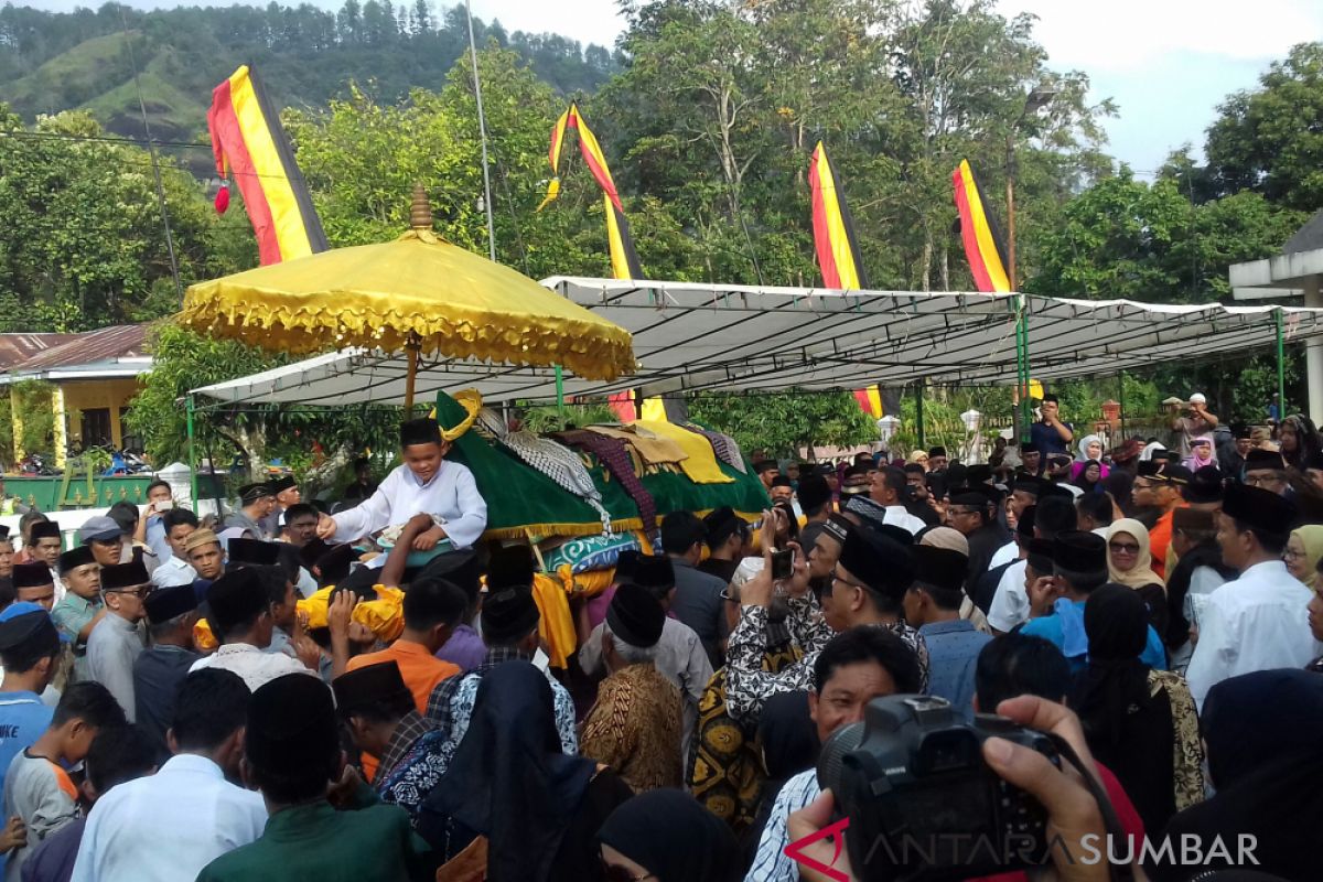 Masyarakat Sumbar Lepas Kepergian Rajo Pagaruyuang